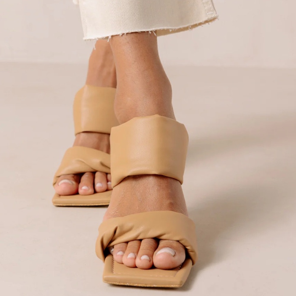 Alohas Twist Strap Sandal in Camel